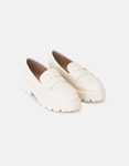 Εικόνα από Loafers μονόχρωμα με διπλή τρακτερωτή σόλα Μπεζ