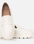 Εικόνα από Loafers μονόχρωμα με διπλή τρακτερωτή σόλα Μπεζ