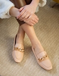 Εικόνα από Μονόχρωμα loafers flat με αλυσίδα Nude