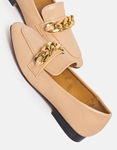 Εικόνα από Μονόχρωμα loafers flat με αλυσίδα Nude