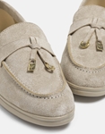 Εικόνα από Flat loafers με διακοσμητικά στοιχεία Μπεζ