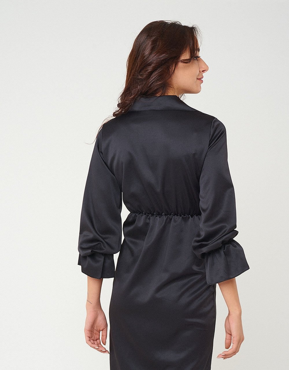 Εικόνα από Σατέν midi φόρεμα με ιδιαίτερο δέσιμο Μαύρο