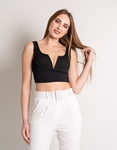 Εικόνα από Μονόχρωμο crop top με ραντάκι και V cut Μαύρο