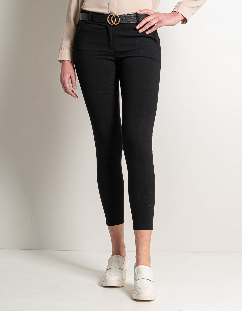 Εικόνα από Μονόχρωμο ελαστικό παντελόνι με τσέπες και ζώνη Μαύρο