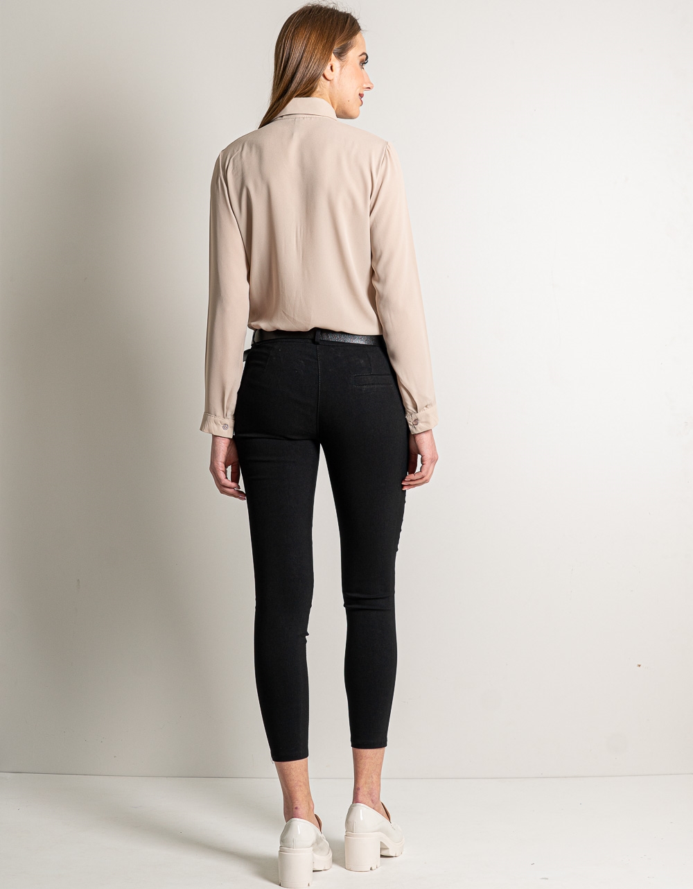 Εικόνα από Μονόχρωμο ελαστικό παντελόνι με τσέπες και ζώνη Μαύρο