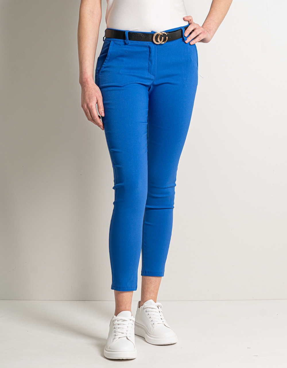 Εικόνα από Μονόχρωμο ελαστικό παντελόνι με τσέπες και ζώνη Μπλε