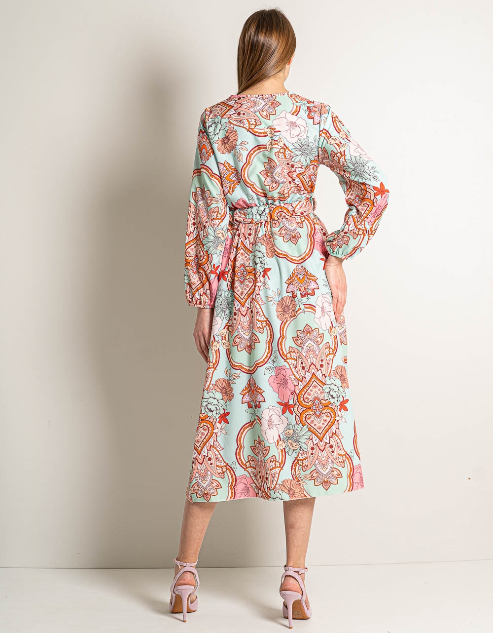 Εικόνα από Midi κρουαζέ φόρεμα με λαχούρια και ζώνη Τιρκουάζ