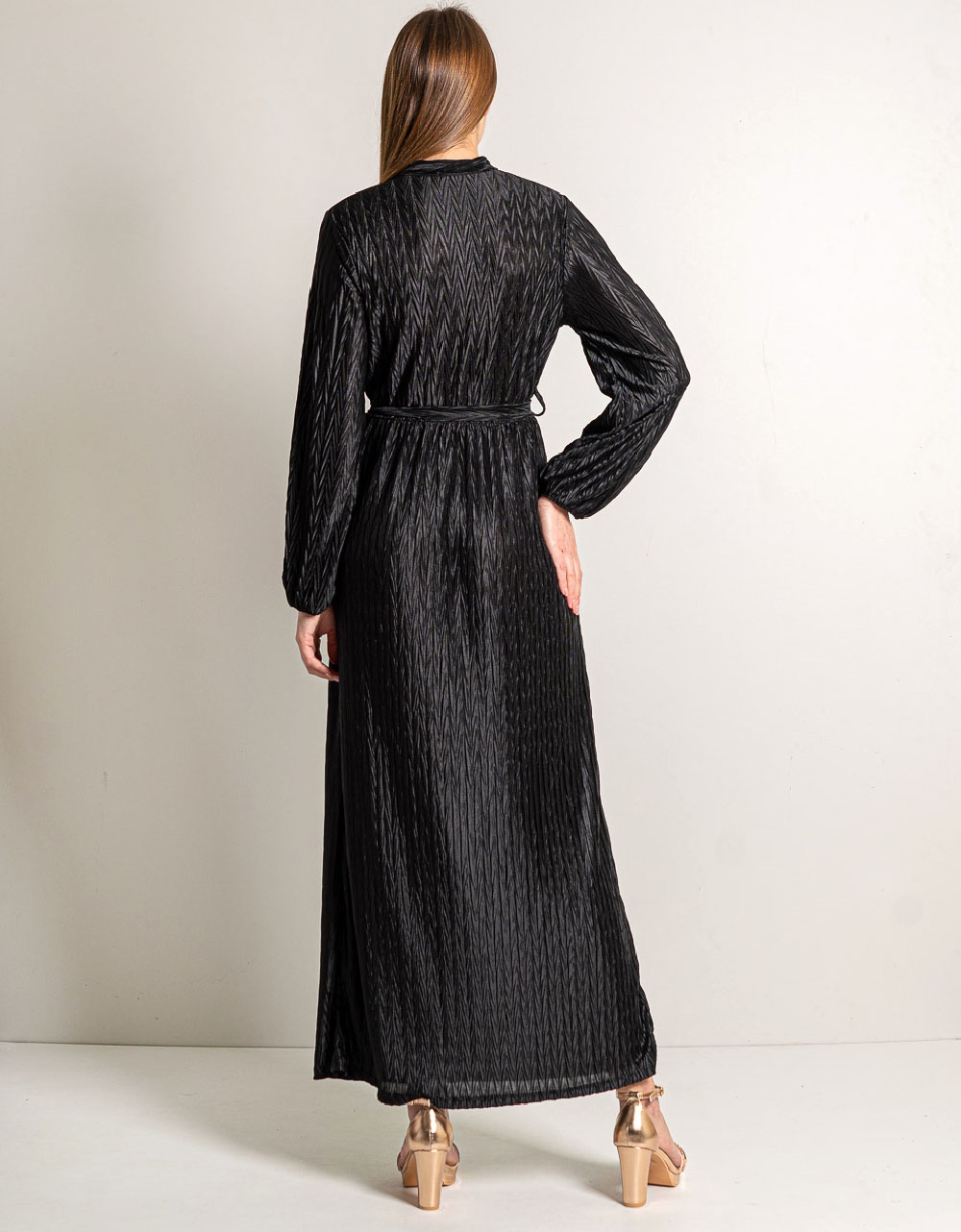 Εικόνα από Maxi μονόχρωμο φόρεμα με κουμπιά και ζώνη Μαύρο