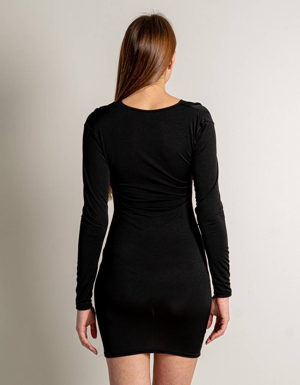 Εικόνα από Μίνι ελαστικό μονόχρωμο φόρεμα με σούρες Μαύρο