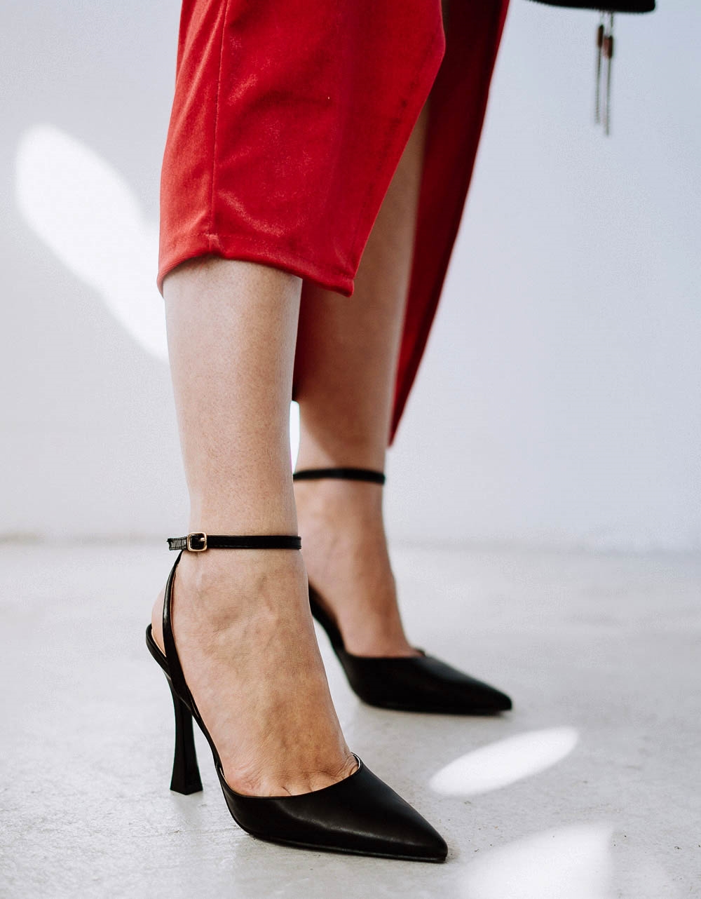 Εικόνα από Γυναικείες μυτερές open heel γόβες Μαύρο