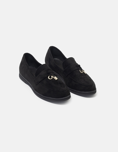 Εικόνα της Suede flat loafers Ελληνικής Κατασκευής με κρεμαστό διακοσμητικό Μαύρο