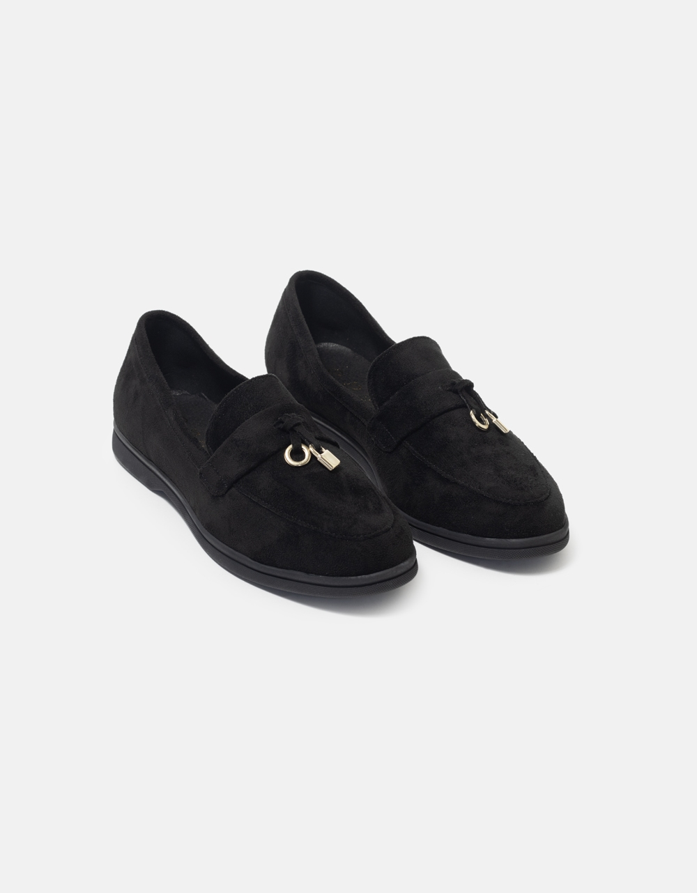 Εικόνα από Suede flat loafers Ελληνικής Κατασκευής με κρεμαστό διακοσμητικό Μαύρο