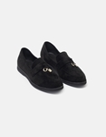 Εικόνα από Suede flat loafers Ελληνικής Κατασκευής με κρεμαστό διακοσμητικό Μαύρο