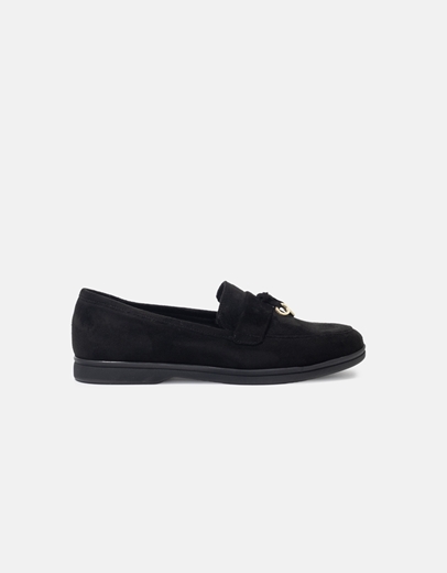 Εικόνα της Suede flat loafers Ελληνικής Κατασκευής με κρεμαστό διακοσμητικό Μαύρο