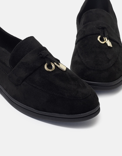 Εικόνα της Suede flat loafers Ελληνικής Κατασκευής με κρεμαστό διακοσμητικό Μαύρο