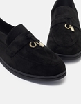 Εικόνα από Suede flat loafers Ελληνικής Κατασκευής με κρεμαστό διακοσμητικό Μαύρο