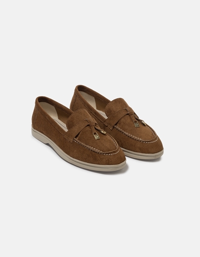 Εικόνα της Flat loafers με διακοσμητικά στοιχεία Ταμπά