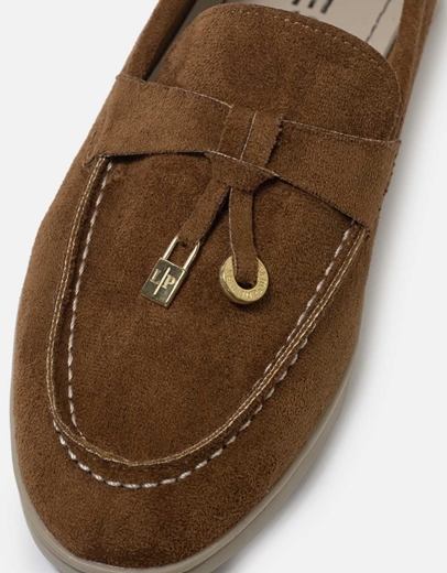 Εικόνα της Flat loafers με διακοσμητικά στοιχεία Ταμπά
