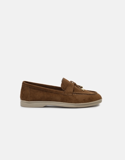 Εικόνα της Flat loafers με διακοσμητικά στοιχεία Ταμπά