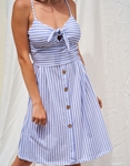 Εικόνα από Ριγέ μίντι φόρεμα με δέσιμο στο μπούστο Μπλε