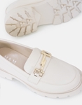 Εικόνα από Loafers με τρακτερωτή σόλα και χρυσή αγκράφα Μπεζ