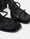 Εικόνα από Ψηλοτάκουνα lace up πέδιλα σε καρέ γραμμή Μαύρο