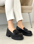 Εικόνα από Loafers μονόχρωμα με διακοσμητική αγκράφα Μαύρο
