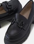 Εικόνα από Loafers μονόχρωμα με διακοσμητική αγκράφα Μαύρο