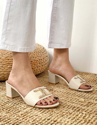 Εικόνα της Mονόχρωμα mules χαμηλά με χρυσή αγκράφα Μπεζ