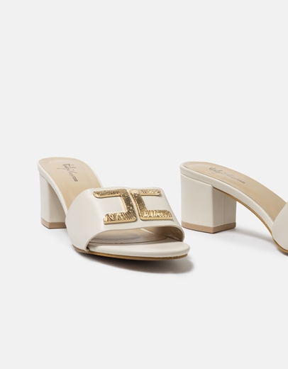 Εικόνα της Mονόχρωμα mules χαμηλά με χρυσή αγκράφα Μπεζ