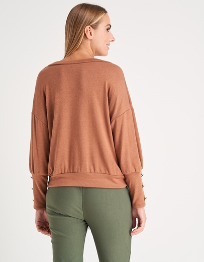 Εικόνα της Μονόχρωμη μπλούζα με V ντεκολτέ και διακοσμητικά κουμπιά Κάμελ