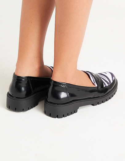 Εικόνα της Loafers λουστρίνι με print και τρακτερωτή σόλα Ζέμπρα