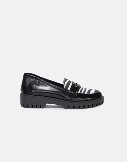 Εικόνα της Loafers λουστρίνι με print και τρακτερωτή σόλα Ζέμπρα