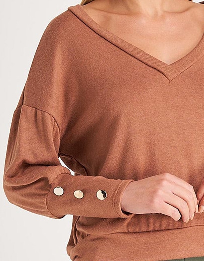 Εικόνα της Μονόχρωμη μπλούζα με V ντεκολτέ και διακοσμητικά κουμπιά Κάμελ