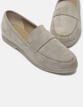 Εικόνα από Μονόχρωμα flat loafers σε απλή γραμμή Πούρο