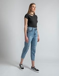 Εικόνα από Ψηλόμεσο cropped denim παντελόνι με σκισίματα Τζιν