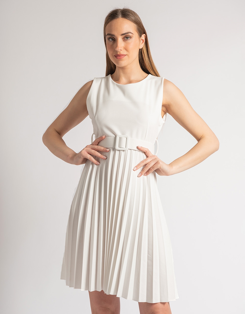 Εικόνα από Μονόχρωμο μίνι αμάνικο φόρεμα πλισέ με ζώνη Λευκό