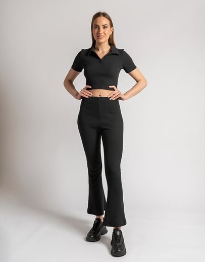 Εικόνα της Σετ μονόχρωμο crop top με γιακά και παντελόνι flare Μαύρο