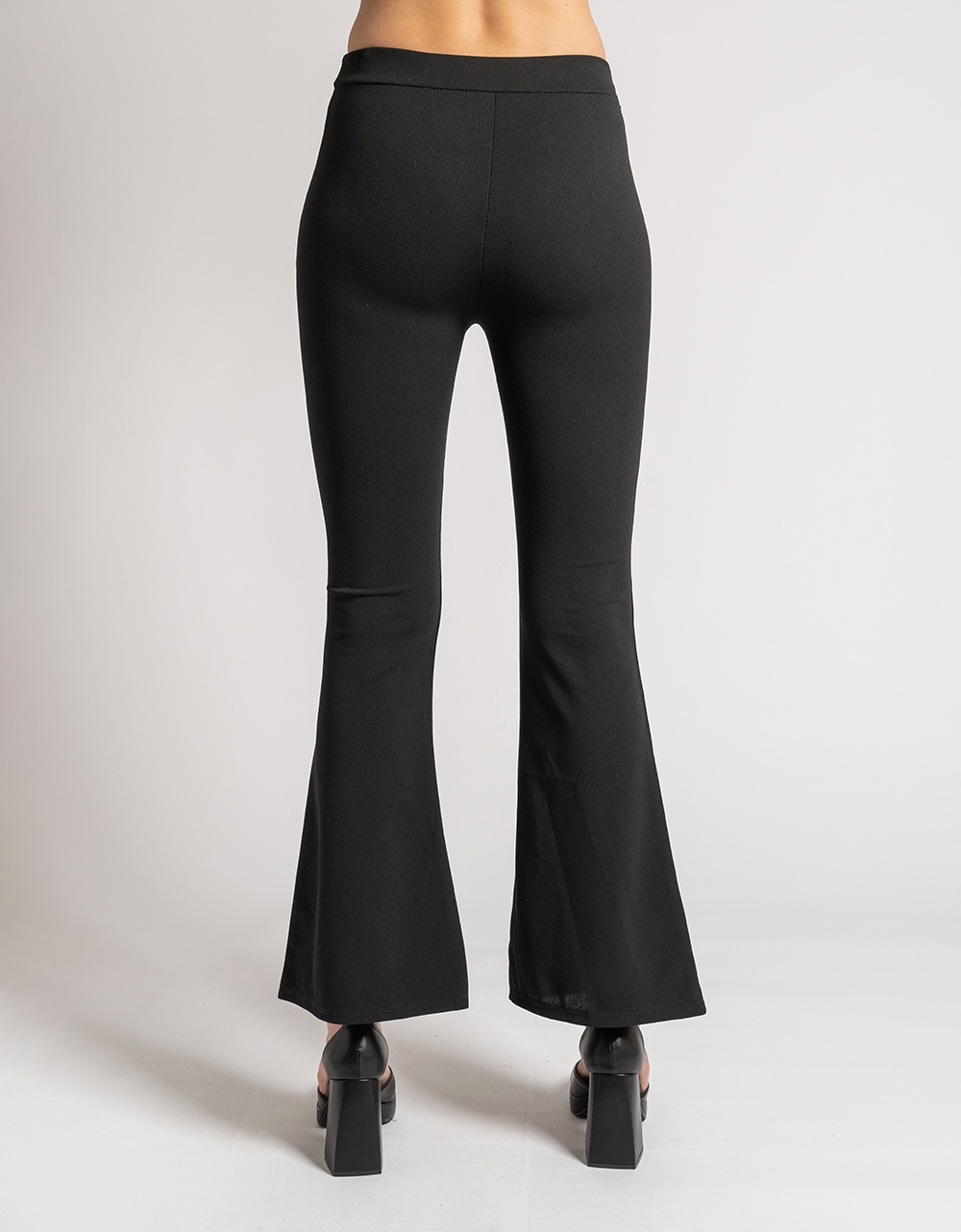 Εικόνα από Ψηλόμεσο ελαστικό παντελόνι καμπάνα μονόχρωμο Μαύρο