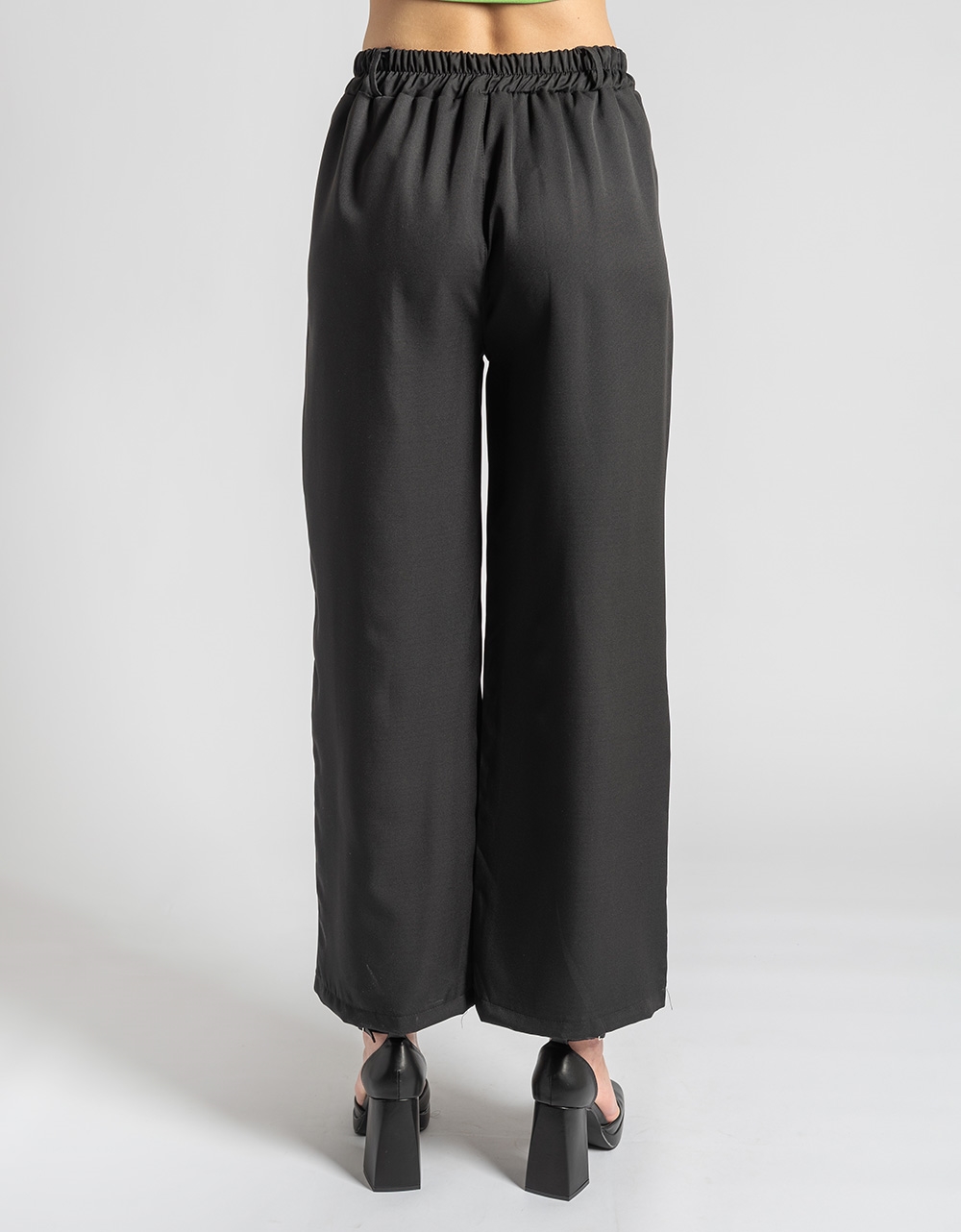 Εικόνα από Ψηλόμεσο παντελόνι με λάστιχο στη μέση Μαύρο