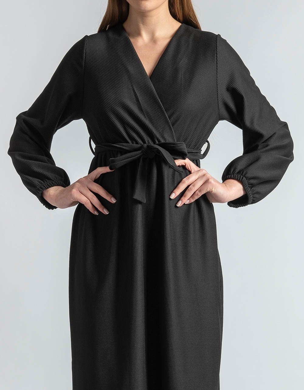 Εικόνα από Κρουαζέ maxi μονόχρωμο φόρεμα με ζώνη Μαύρο