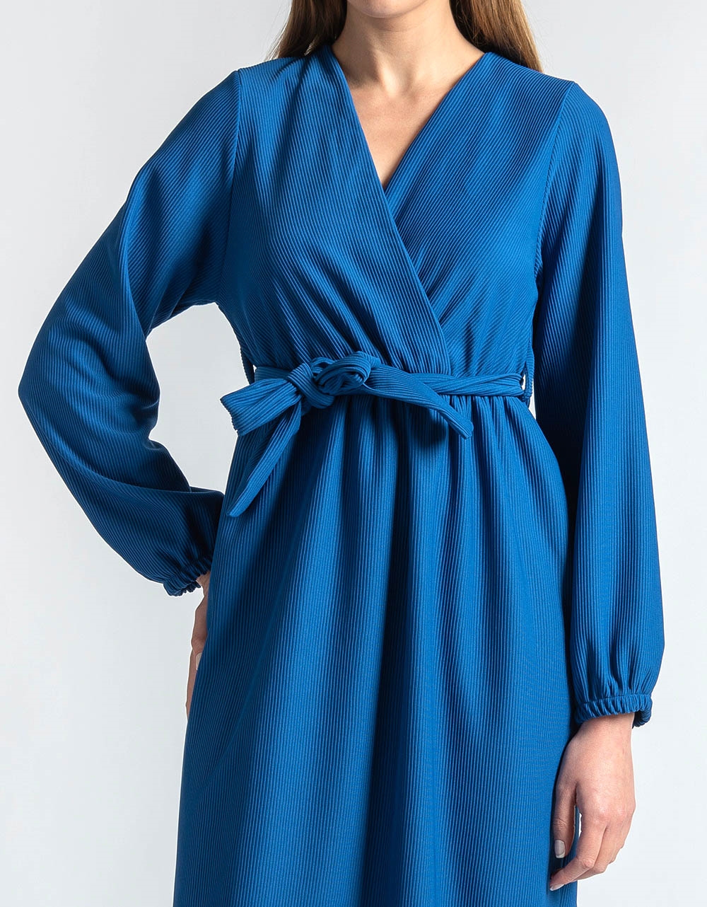 Εικόνα από Κρουαζέ maxi μονόχρωμο φόρεμα με ζώνη Μπλε