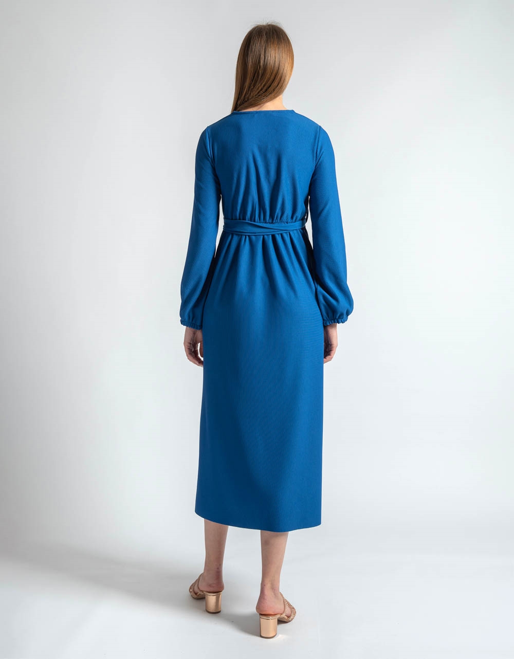 Εικόνα από Κρουαζέ maxi μονόχρωμο φόρεμα με ζώνη Μπλε
