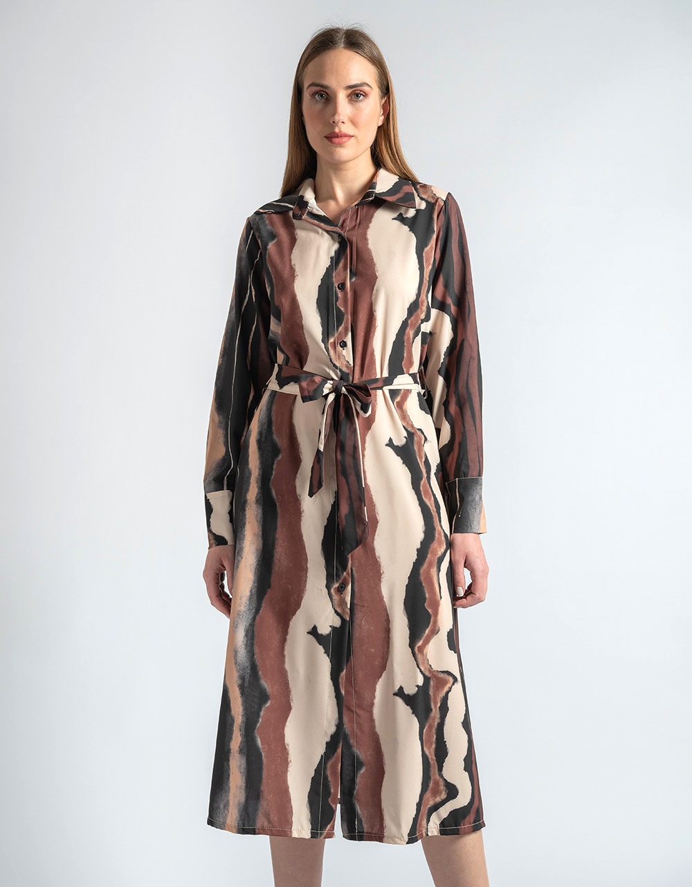 Εικόνα από Σεμιζιέ midi φόρεμα με print και δετή ζώνη Μαύρο