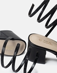 Εικόνα από Lace up μονόχρωμα χαμηλά πέδιλα από strass Μαύρο