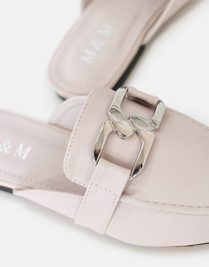 Εικόνα της Flat μονόχρωμα mules με μεταλλική αγκράφα Μπεζ