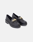 Εικόνα από Loafers μονόχρωμα με διακοσμητική αλυσίδα Μαύρο