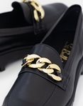 Εικόνα από Loafers μονόχρωμα με διακοσμητική αλυσίδα Μαύρο