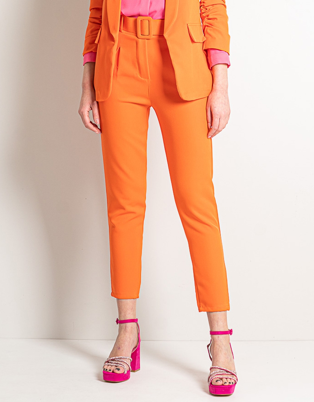 Εικόνα από Μονόχρωμο παντελόνι με πιέτα και ζώνη Πορτοκαλί