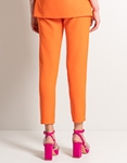 Εικόνα από Μονόχρωμο παντελόνι με πιέτα και ζώνη Πορτοκαλί